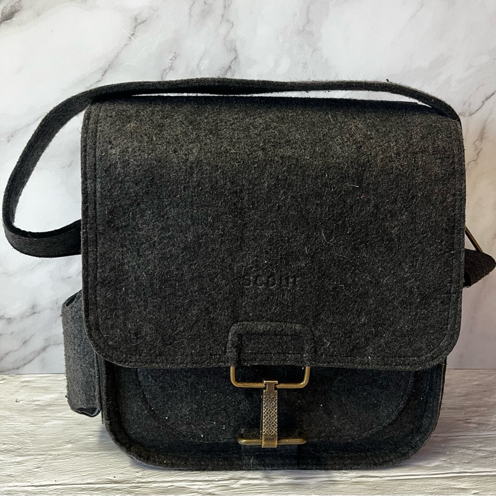 Scout By Petunia Pickle Bottom Dark Grey Felt Diaper Messenger Bag